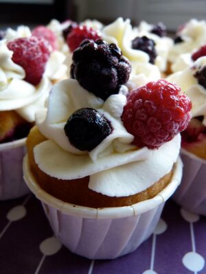 Cupcakes vanille fruits rouges